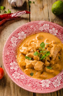 Otlar ile tavuk köri