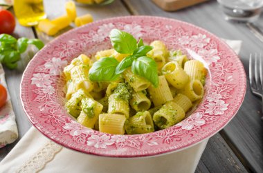 Rigatoni pesto ile