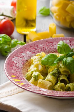Rigatoni pesto ile