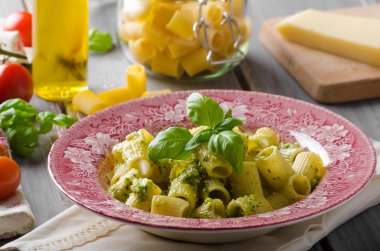 Rigatoni pesto ile