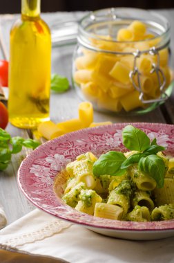 Rigatoni pesto ile