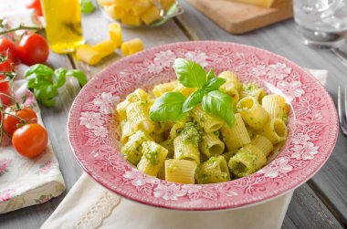 Rigatoni pesto ile