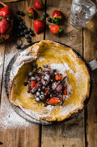 浆果和巧克力荷兰婴儿煎饼 — 图库照片