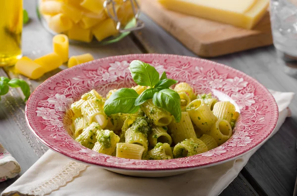 Rigatoni pesto ile