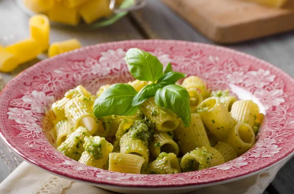 Rigatoni with pesto — Stock Photo, Image