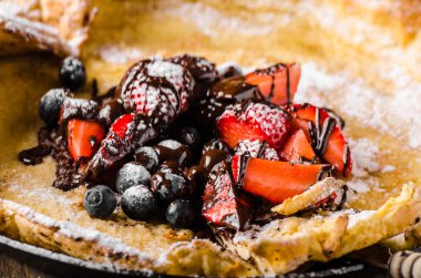 Hollandalı bebek krep çilek ve çikolata ile