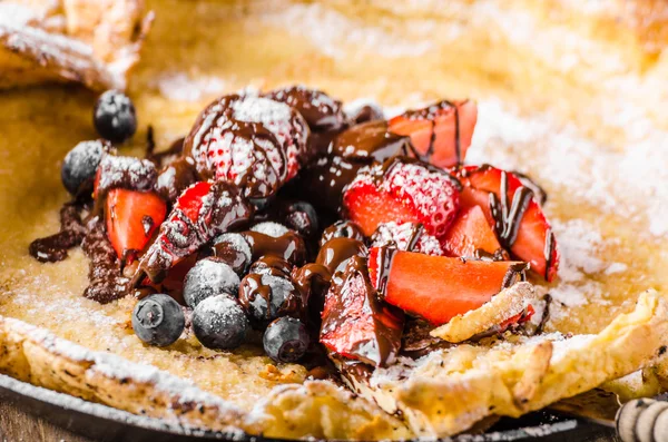 Panqueques holandeses con bayas y chocolate — Foto de Stock