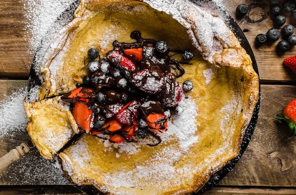 浆果和巧克力荷兰婴儿煎饼 — 图库照片