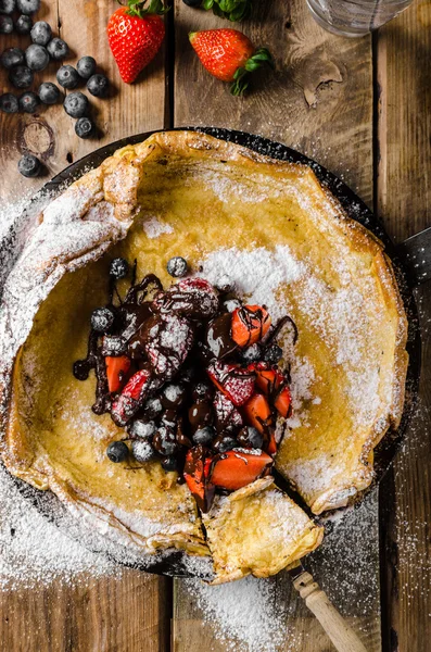 Pancake olandesi con bacche e cioccolato — Foto Stock