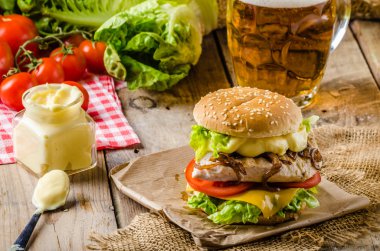 Tavuk burger, soğuk bira