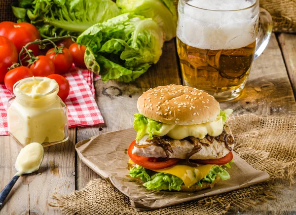 Tavuk burger, soğuk bira — Stok fotoğraf