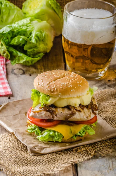 Tavuk burger, soğuk bira