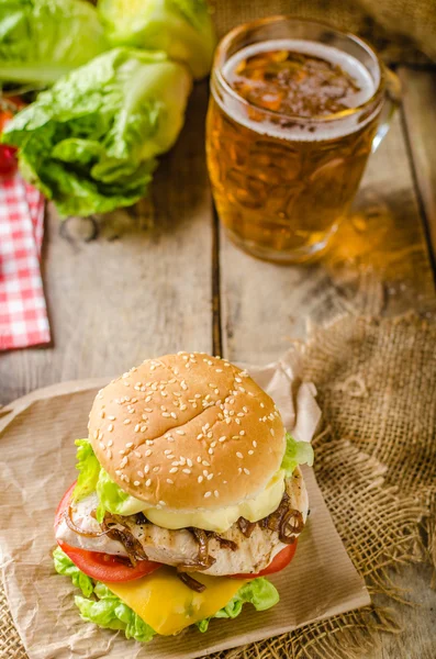 Hambúrguer de frango, cerveja gelada — Fotografia de Stock