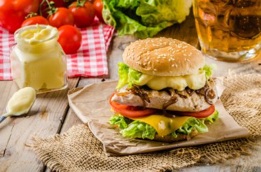 Tavuk burger, soğuk bira