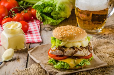 Tavuk burger, soğuk bira