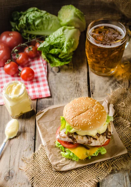 Kip hamburger, koud biertje — Stockfoto