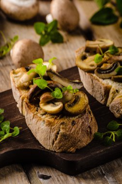 Sarımsak, mantar ve otlar rustik tost ekmeği