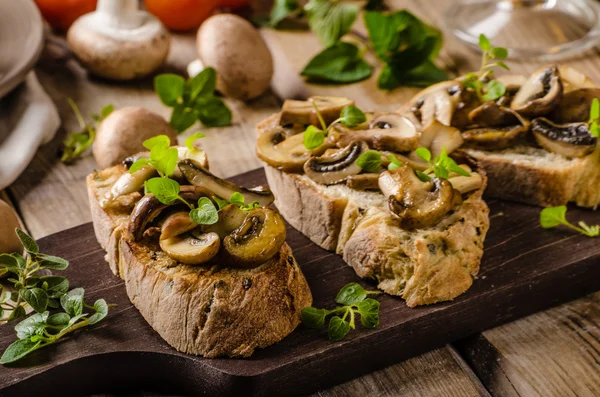 Rustikální toustového chleba s česnekem, žampiony a bylinkami — Stock fotografie