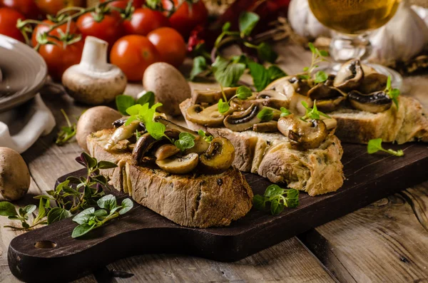 Rustic Toast bread with garlic, mushrooms and herbs — Stock Photo, Image