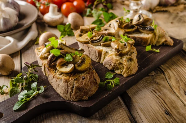 Pan tostado rústico con ajo, setas y hierbas — Foto de Stock