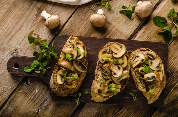 마늘, 버섯과 허브와 소박한 토스트 빵 — 스톡 사진