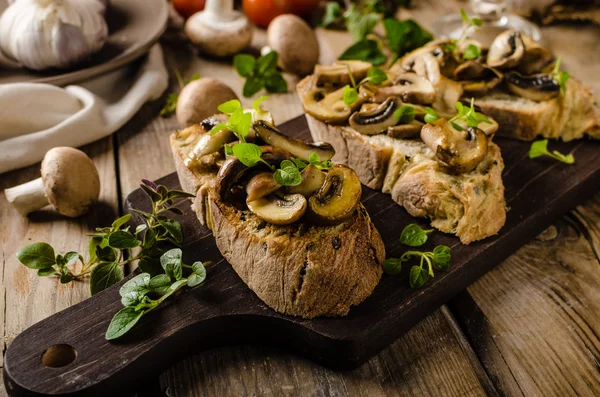 Rustic Toast bread with garlic, mushrooms and herbs — Stock Photo, Image