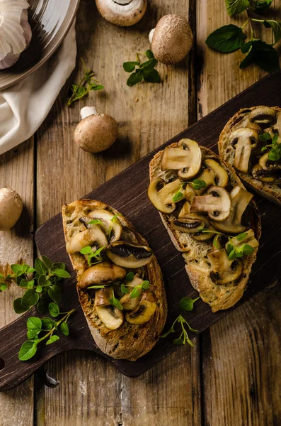 Pan tostado rústico con ajo, setas y hierbas — Foto de Stock