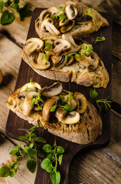 Сельский хлеб с чесноком, грибами и травами — стоковое фото
