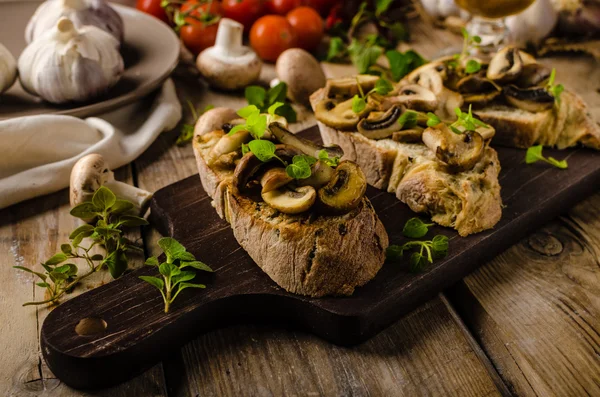 Rustic Toast bread with garlic, mushrooms and herbs — Stock Photo, Image