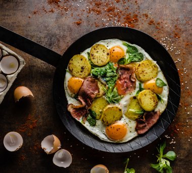 Rustik omlet kızarmış yumurta