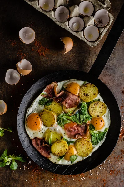 Rustykalne omlety smażone jajka — Zdjęcie stockowe