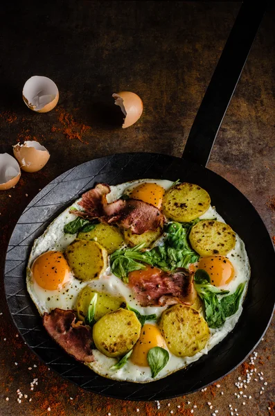 Rustykalne omlety smażone jajka — Zdjęcie stockowe