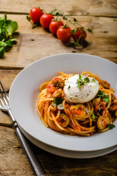 Italiaanse pasta met gepocheerd ei — Stockfoto