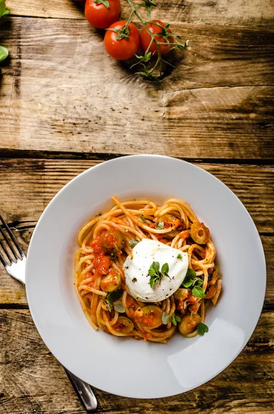 Italian pasta with poached egg — Stock Photo, Image