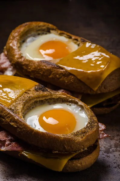 Pain au fromage grillé avec oeuf à l'intérieur — Photo