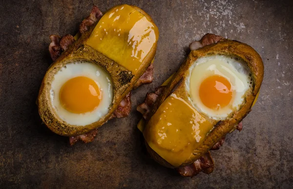 Pain au fromage grillé avec oeuf à l'intérieur — Photo