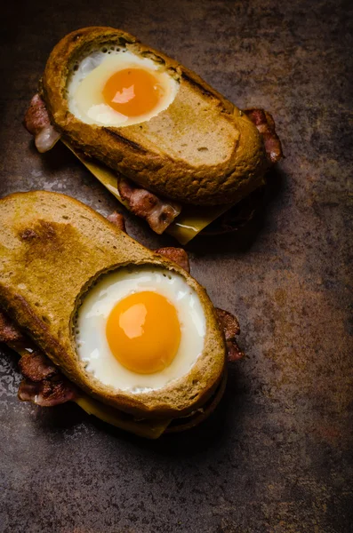 Pain au fromage grillé avec oeuf à l'intérieur — Photo