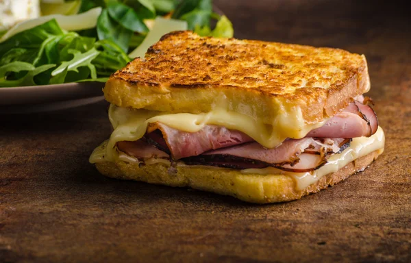 Toast à la viande au fromage français — Photo