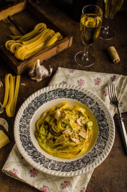 Tagliatelle mantarlı tavuk köri