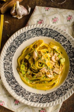 Tagliatelle mantarlı tavuk köri