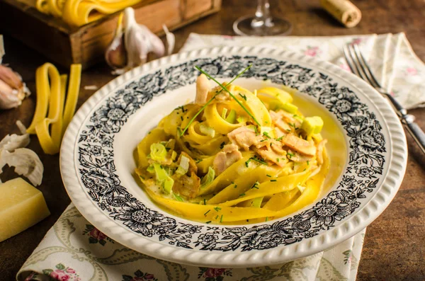 Tagliatelle con pollo al curry —  Fotos de Stock