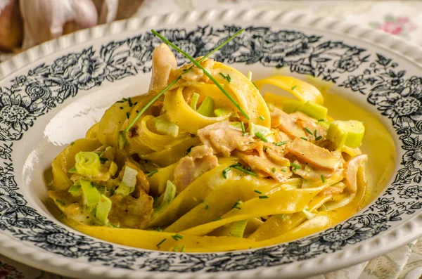 Tagliatelle กับแกงไก่ — ภาพถ่ายสต็อก