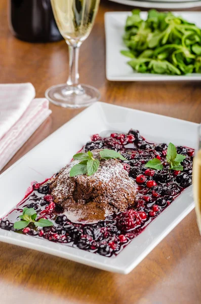 Soufflé de chocolate con bayas — Foto de Stock