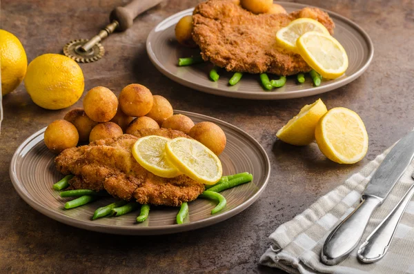 Wiener schnitzel with croquettes — Stock Photo, Image