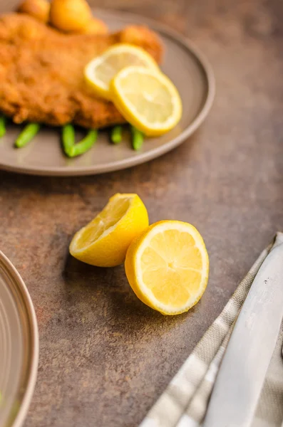 Schnitzel de salchicha con croquetas —  Fotos de Stock