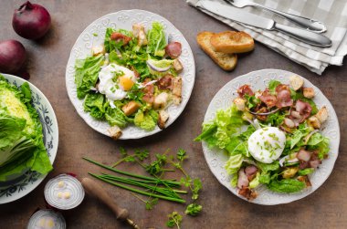 Taze haşlanmış yumurta salatası