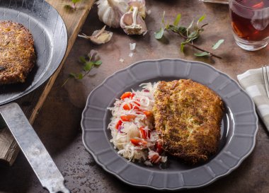 Patates gözlemesi lahana salatası ile