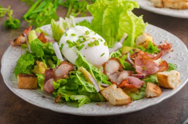 Taze haşlanmış yumurta salatası