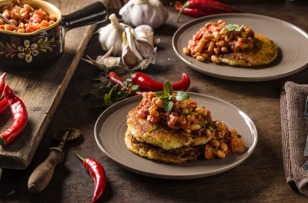 Cuire les haricots avec des galettes de pommes de terre moelleuses — Photo