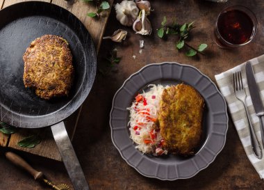 Patates gözlemesi lahana salatası ile